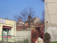 Droždín-poškozená část dolního dvora od obchodu na návsi-Foto:Ulrych Mir.