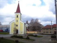 Haňovice-náves se zámkem s kaplí a sousoším-Foto:Ulrych Mir.