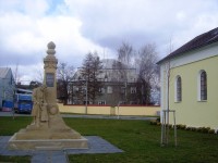 Haňovice-zámek a pomník obětem světové války-Foto:Ulrych Mir.