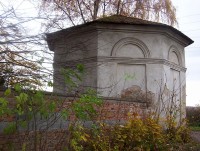 Chudobín-hrobka v rohu ohradní zdi parku-Foto:Ulrych Mir.