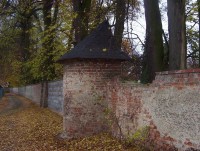 Chudobín-ohradní zeď kolem parku-Foto:Ulrych Mir.