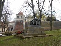 Litomyšl-sallet, pomník Aloise Jiráska z r. 1959 a zámek