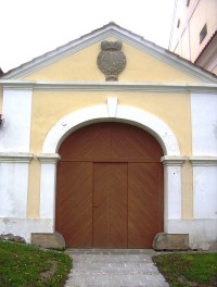 Slatinice-Lichtenštejnský dvůr-brána s erbem-Foto:Ulrych Mir.