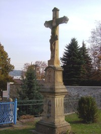 Velký Týnec-kříž u kostela a zámecká ohradní zeď-Foto:Ulrych Mir.