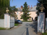 Velký Týnec-zámek a vstupní brána do parku z ulice Dvůr-Foto:Ulrych Mir.