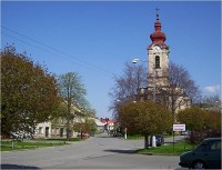 Tršice-náměstí s kostelem Narození P.Marie-Foto:Ulrych Mir.