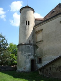 Unčovice-tvrz-válcová věž se střílnami-Foto:Ulrych Mir.