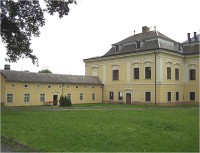 Žádlovice-zámek a hospodářská budova-Foto:Ulrych Mir.