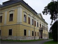 Žádlovice-zámek-průčelí s portálem a balkónem-Foto:Ulrych Mir.