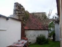 Myšenec-hrad-oblouk brány a zbytky zdiva-Foto:Ulrych Mir.