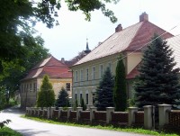 Hroby-zámek s pěkně opravenou hospodářskou budovou-Foto:Ulrych Mir.