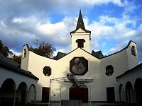outní kostel Panny Marie Pomocné u Zlatých Hor-průčelí kostela