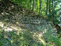 Hrad Tepenec-zbytky zdiva v bráně