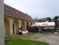 Krnov-zámek-budova bývalých stájí upravená na restauraci-Foto:Ulrych Mir.