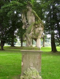 Brantice-zámek-barokní socha Herkula se lvem z r.1709 v parku-Foto:Ulrych Mir.