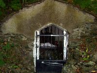 Mladá Vožice-vrch Hrad-jeskyně s Božím hrobem západně od kaple