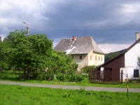Bohdíkov-tvrz od západu ze silnice od železniční stanice Komňátka-Foto:Ulrych Mir.