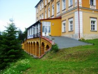 Třemešek-zámek-hlavní průčelí s dvouramennou rampou a zasklenou terasou-Foto:Ulrych Mir.