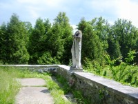 Sobotín-zámek-poškozená socha na ohradní zdi parku-Foto:Ulrych Mir.