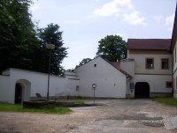 Zábřeh-zámek-nádvoří s brankou do jižního parku a branka do bývalého hradu-Foto:Ulrych Mir.
