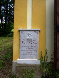 Loučná nad Desnou-kaple na starém hřbitově,náhrobní deska místního faráře-náhrobní deska vlevo od vchodu-Foto:Ulrych Mir.