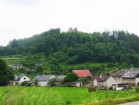 Brníčko-hradní zřícenina a obec ze silnice z Kolšova, od severozápadu-Foto:Ulrych Mir.