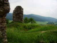 Brníčko-hradní nádvoří a pohled z hradu na jih-Foto:Ulrych Mir.