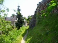Dubicko-ohradní zeď a příkop na severní straně bývalé tvrze-Foto:Ulrych Mir.