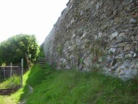 Dubicko-ohradní zeď a schodiště k bývalému jádru tvrze-Foto:Ulrych Mir.