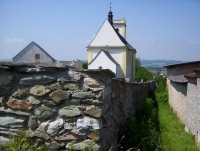 Dubicko-ohradní zeď s kostelem od východu-Foto:Ulrych Mir.