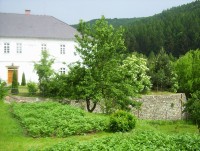 Lesnice-rychta(zámeček) s ohradní zdí od západu-Foto:Ulrych Mir.