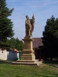 Vřesovice-socha před hlavním zámeckým průčelím-Foto:Ulrych Mir.