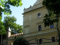 Radenín-zámek-věžička nad vstupní bránou a detail severního průčelí-Foto:Ulrych Mir.