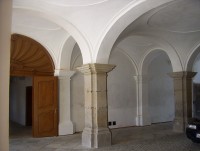 Borovany-zámek-průjezd z náměstí na nádvoří-Foto:Ulrych Mir.