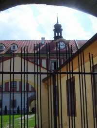 Protivín-zámek-průhled bránou-Foto:Ulrych Mir.