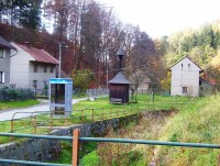 Dolany-Nové Sady-dřevěná zvonice a cesta na kartouzku-Foto:Ulrych Mir.