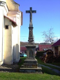 Dolany-Véska-kříž u kaple-průčelí-Foto:Ulrych Mir.