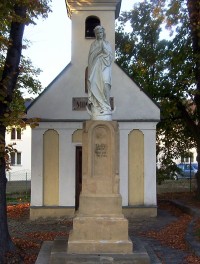 Samotišky-socha Panny Marie na návsi před kaplí-Foto:Ulrych Mir.