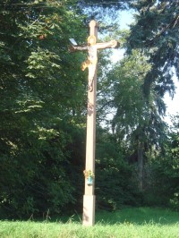 Samotišky-dřevěný kříž u kruhové křižovatky-Foto:Ulrych Mir.