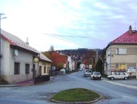 Toveř-restaurace na křižovatce s ostrůvkem, původním místem kamenného kříže-Foto:Ulrych Mir.