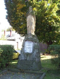 Chvalkovice-pomník tragicky zahynulého sedláka Vincence Švestky a socha Panny Marie Lourdské-Foto:Ulrych Mir.