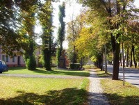 Chvalkovice-Selské náměstí-pomník obětem světové války se sochou Hanačky a reliéfem T.G.M.-Foto:Ulrych Mir.