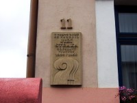 Hodolany-Farského ulice-pamětní deska na rodném domě houslového virtuose Jiřího Straku-Foto:Ulrych Mir.