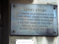 Hodolany-Řezničkova ulice-pamětní deska na Dětské útulně postavené v r.1938 na počest padlým v I.světové válce-Foto:Ulrych Mir.