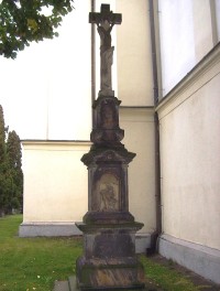 Hodolany-Jiráskova ulice-kříž z r.1841 u kostela Panny Marie Pomocné z r.1907-Foto:Ulrych Mir.