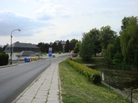 Svatý Kopeček-Radíkovská ulice s restaurací Fojtství a rybníkem-Foto:Ulrych Mir.