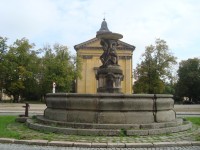 Jaroměř-Josefov-Masarykovo náměstí-empírová kašna a kostel N.P.Marie-Foto:Ulrych Mir.