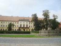 Jaroměř-Josefov-Masarykovo náměstí-empírová kašna a velitelství pevnosti-Foto:Ulrych Mir.