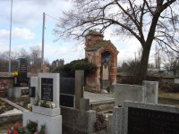 Holice-nový hřbitov-boží muka ve zdi hřbitova z 19.stol. s náhrobkem Josefa Laholy z r.1865-Foto:Ulrych Mir.