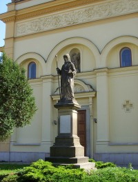 Holice-náves Svobody-socha sv.Cyrila před farním kostelem sv.Urbana-Foto:Ulrych Mir.